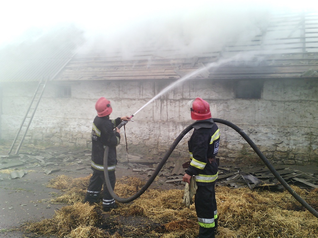 смт Нововоронцовка: ліквідовано пожежу на складі з 2000 тюками соломи